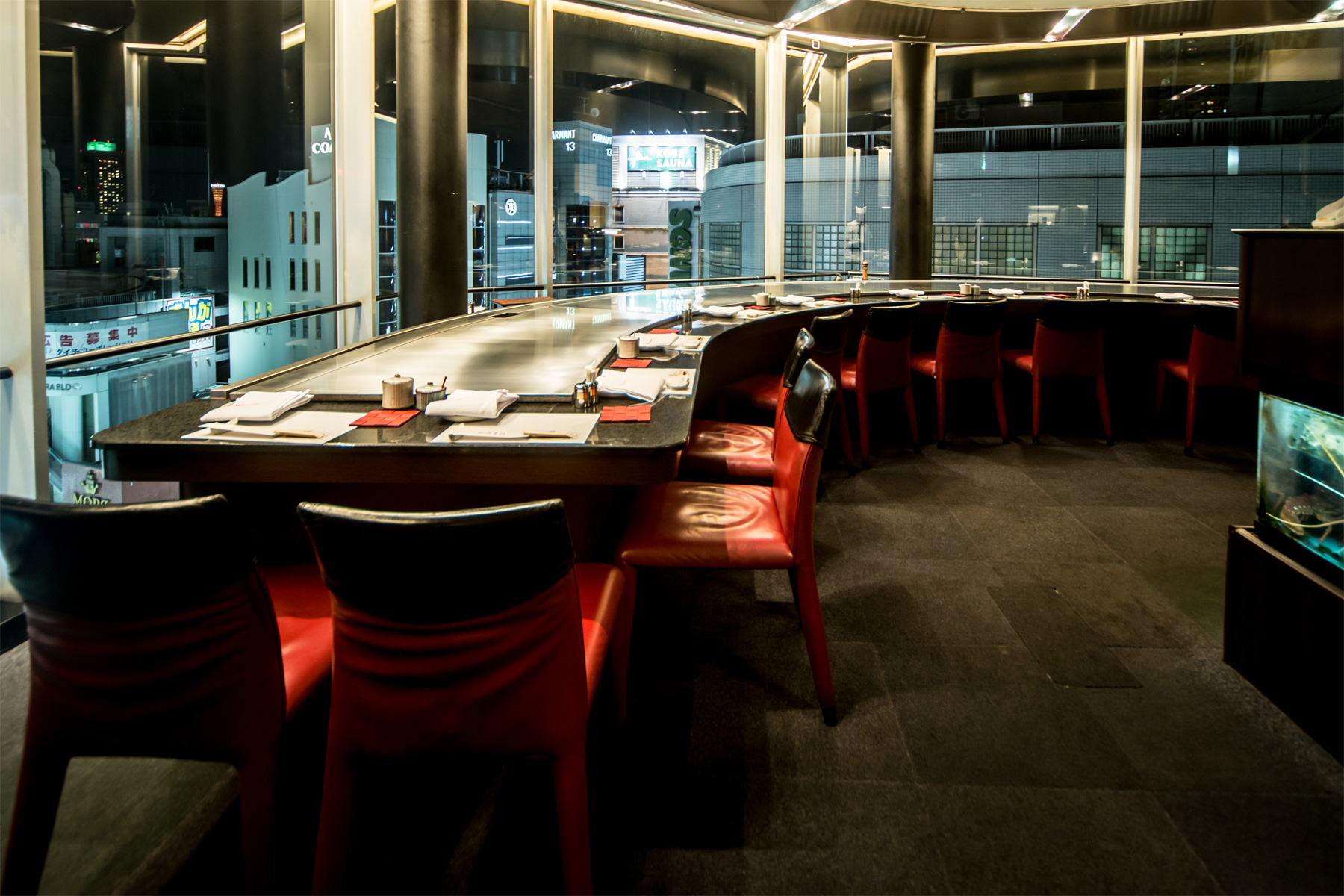 점포 안내　미소노 발상의 땅 고베는 일본 철판구이 스테이크의 원점입니다.