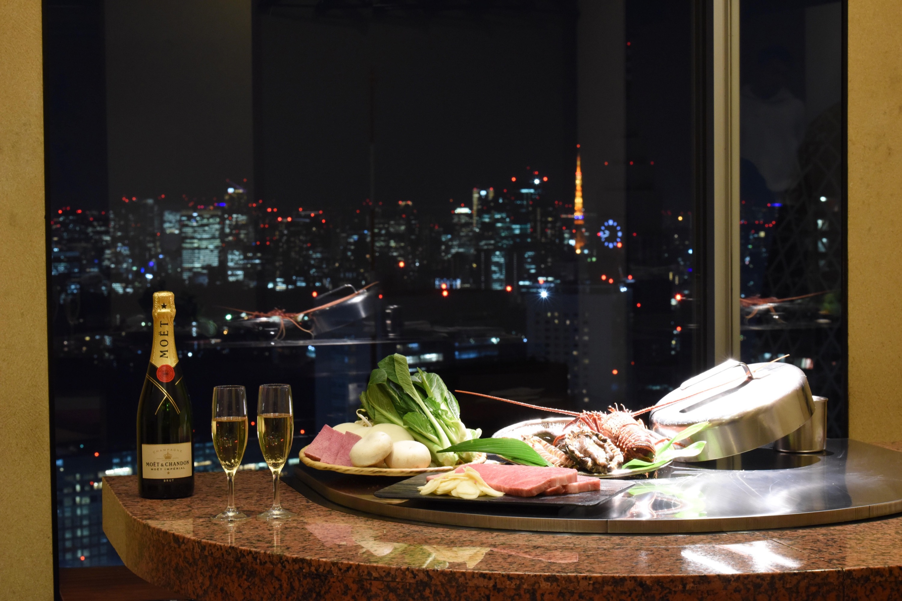 店铺的介绍 在东京都中心区尽收眼底的天空贵宾室，慢慢品尝铁板烧牛排吧！